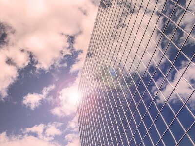 Symbolbild Versorgungsamt – modernes Verwaltungsgebäude mit Glasfassade vor blauem Himmel | © Dr. Weigl GmbH & Co. KG