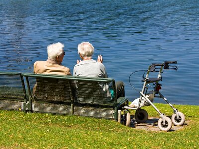 Rollator beantragen: Anspruch bei Pflegegrad | © Dr. Weigl GmbH & Co. KG Senioren mit Rollator am See – Rollator auf Rezept beantragen | © Dr. Weigl GmbH & Co. KG